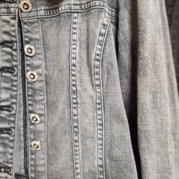 Stonewashed jean jacket with accent buttons. - Picture 3 of 7